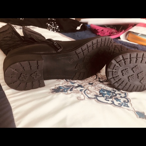 Boots - Picture 3 of 7